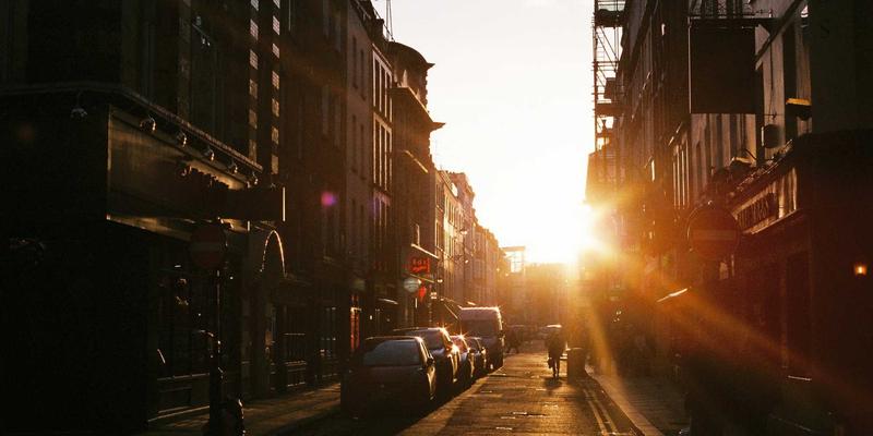 历史合力论：恩格斯对马克思主义政治经济学与哲学的深刻阐释